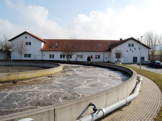 Belebungsbecken und Betriebsgebäude im Hintergrund